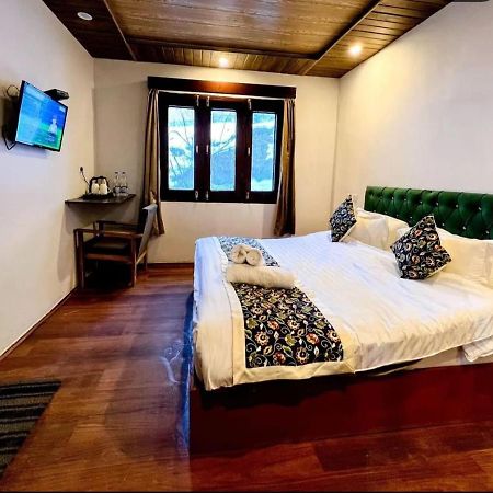 Hotel Poshwan Гульмарг Экстерьер фото